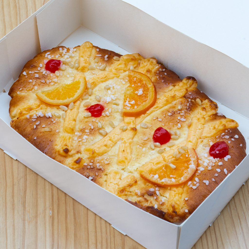 coca de brioche artesanal hecha en nuestro obrador de sant cugat