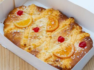 coca de brioche artesanal hecha en nuestro obrador de sant cugat